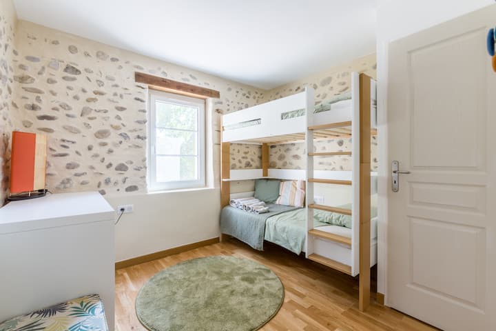 Chambre pour enfant/ado au 1er étage 
Lits superposés 90x190 
Poids maximum 70 kg 
Le lit supérieur est réservé aux enfants de 6 ans et +
Commode 3 tiroirs
Dans la pièce se trouve les WC sous les escaliers,  avec porte de séparation