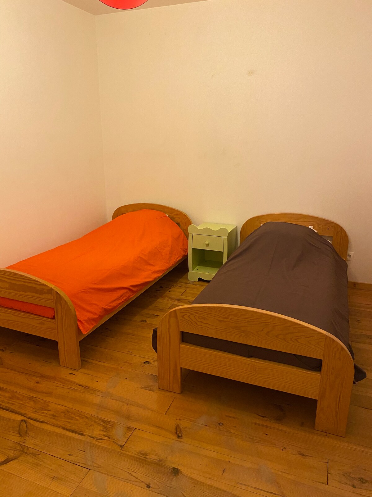 ห้องเด็กที่มีหนังสือและเกม