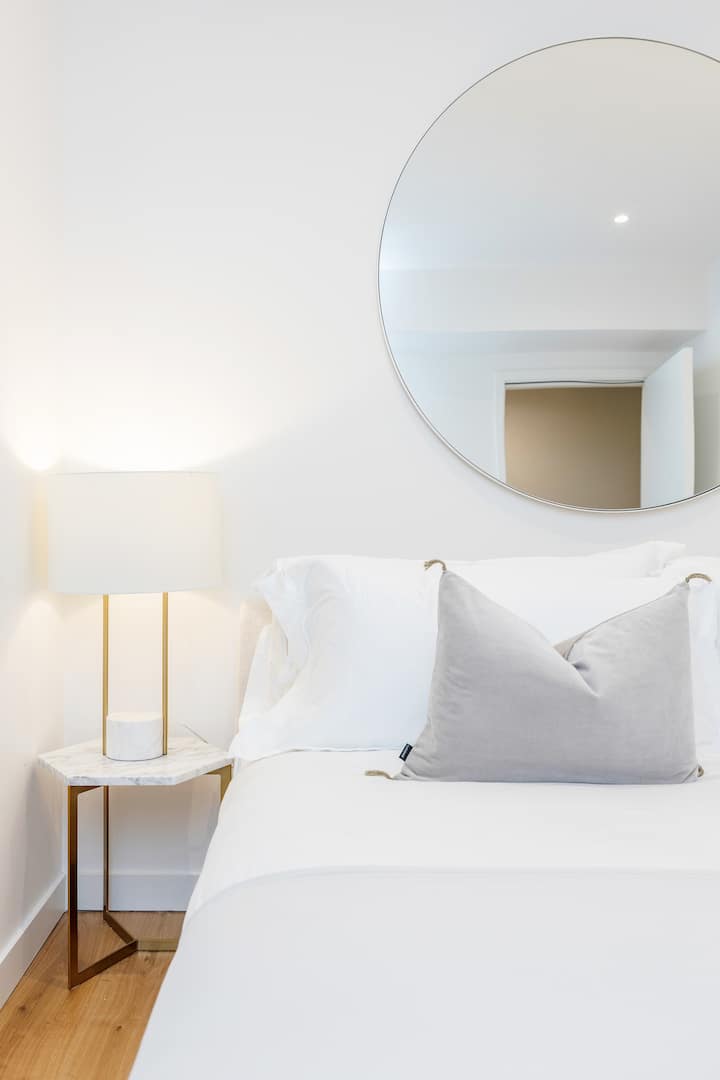 - Un éclairage doux, des textures luxueuses et un miroir rond saisissant créent un sanctuaire de sommeil serein.
- Un design minimaliste et des détails chaleureux, parfaits pour se détendre après une journée d'exploration.
- Plongez dans le confort et laissez ce coin confortable être votre évasion paisible