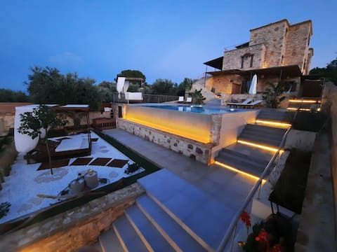 Top performing Airbnb: Aerides Stone House with infinity pool in δήμος πύλου νέστορος