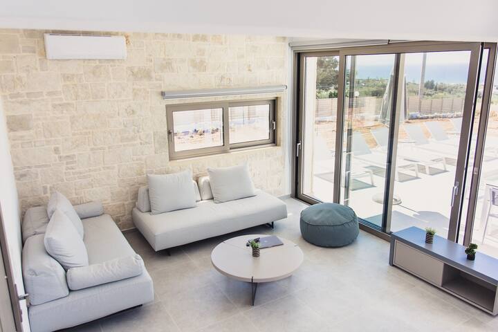 StarLight Villa Guro – 4BD, 4BA, 4min to beach gallery image 4