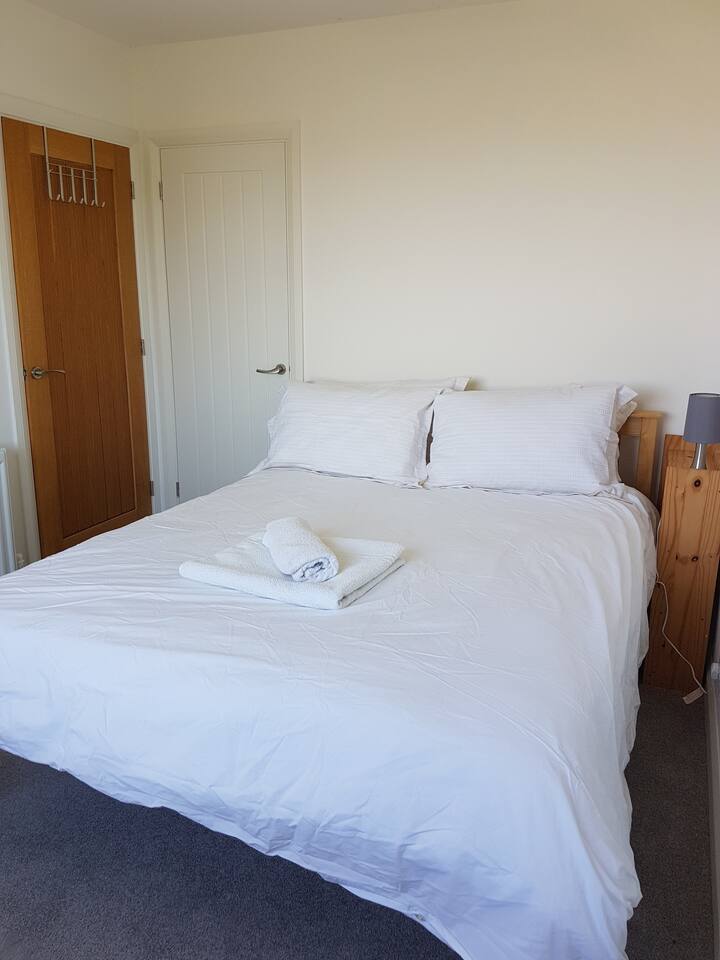 Dormer bedroom 1 with 5 ft double bed. มีฟูกนอนและเครื่องนอนเสริมให้ตามคำขอ พื้นที่สำหรับตั้งแคมป์