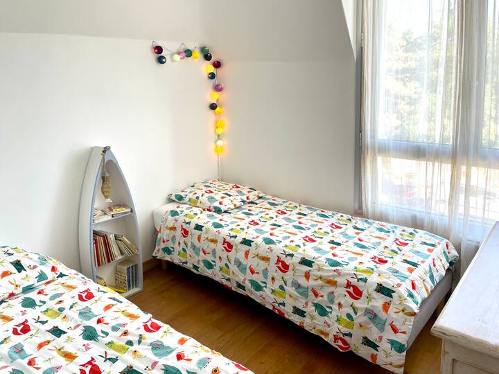 غرفة النوم 3 في الطابق العلوي - "جمبري" - سريران 80 × 200 للأطفال