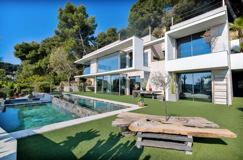 Exceptional contemporary villa - 180° sea view