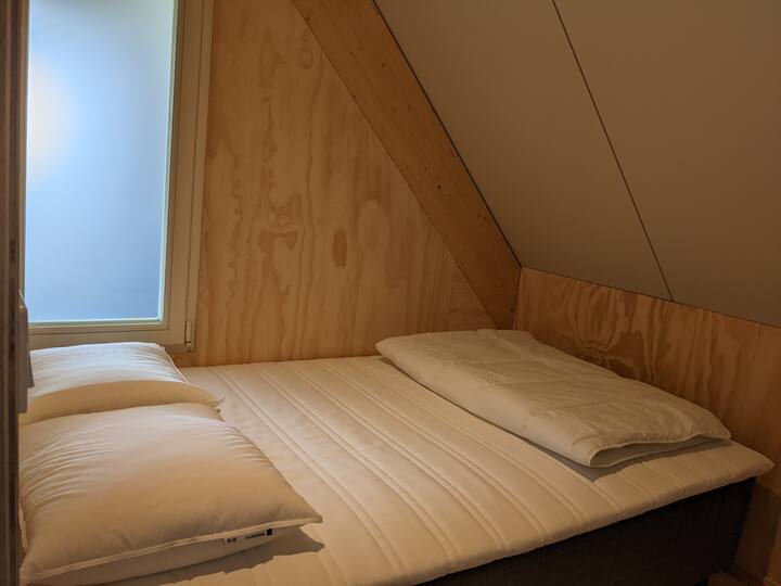 ห้องนอนพร้อมเตียงคู่ขนาดเล็ก