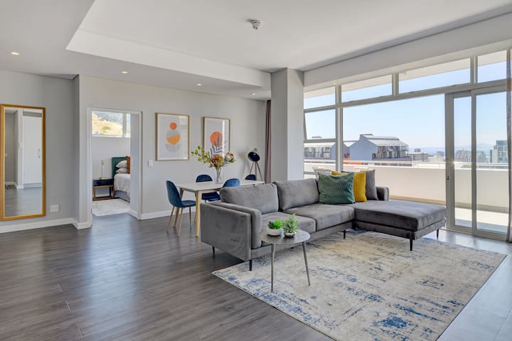 Stylish 2 BDR Apartment with Stunning Views!