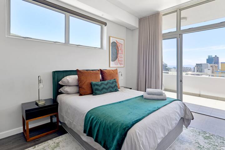 Stylish 2 BDR Apartment with Stunning Views! gallery image 3