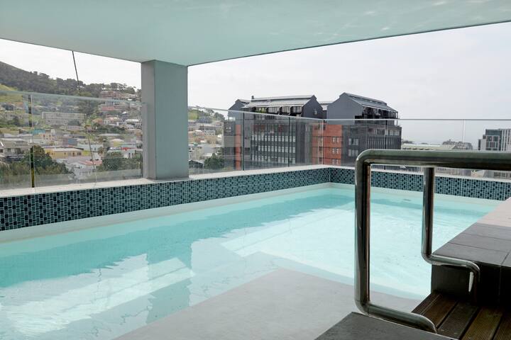 Stylish 2 BDR Apartment with Stunning Views! gallery image 4