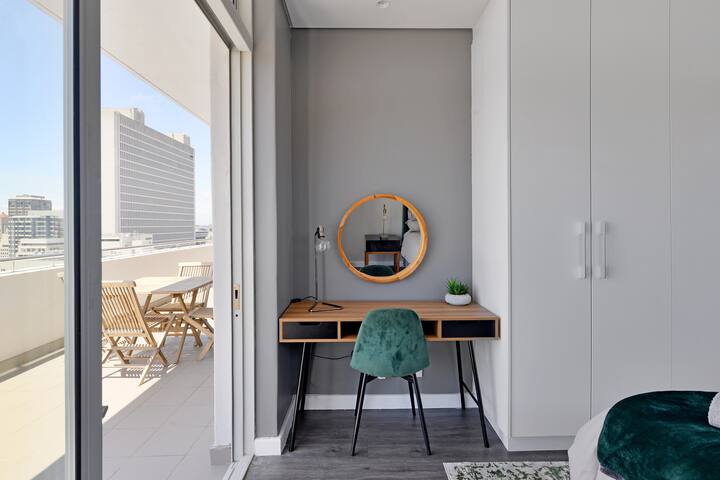 Stylish 2 BDR Apartment with Stunning Views! gallery image 5