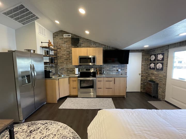 The Philadelphian Apt 3 - Studio Apt W/ Full Kitchen - Sleeps 2 - Panguitch, UT