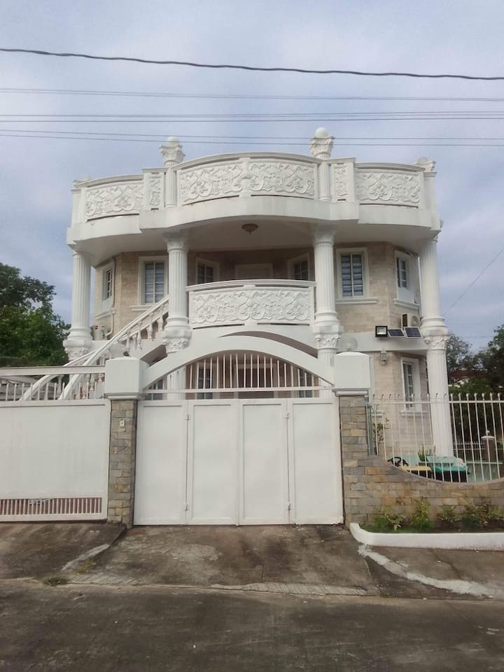 7 Bedrooms And 5 Baths For Rent - Dasmariñas