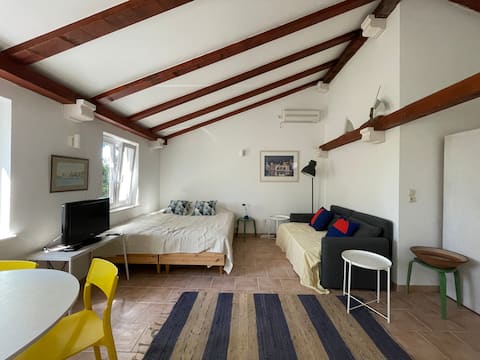 Top Airbnb: Romantic small house with terrace close to the sea in Splitska
