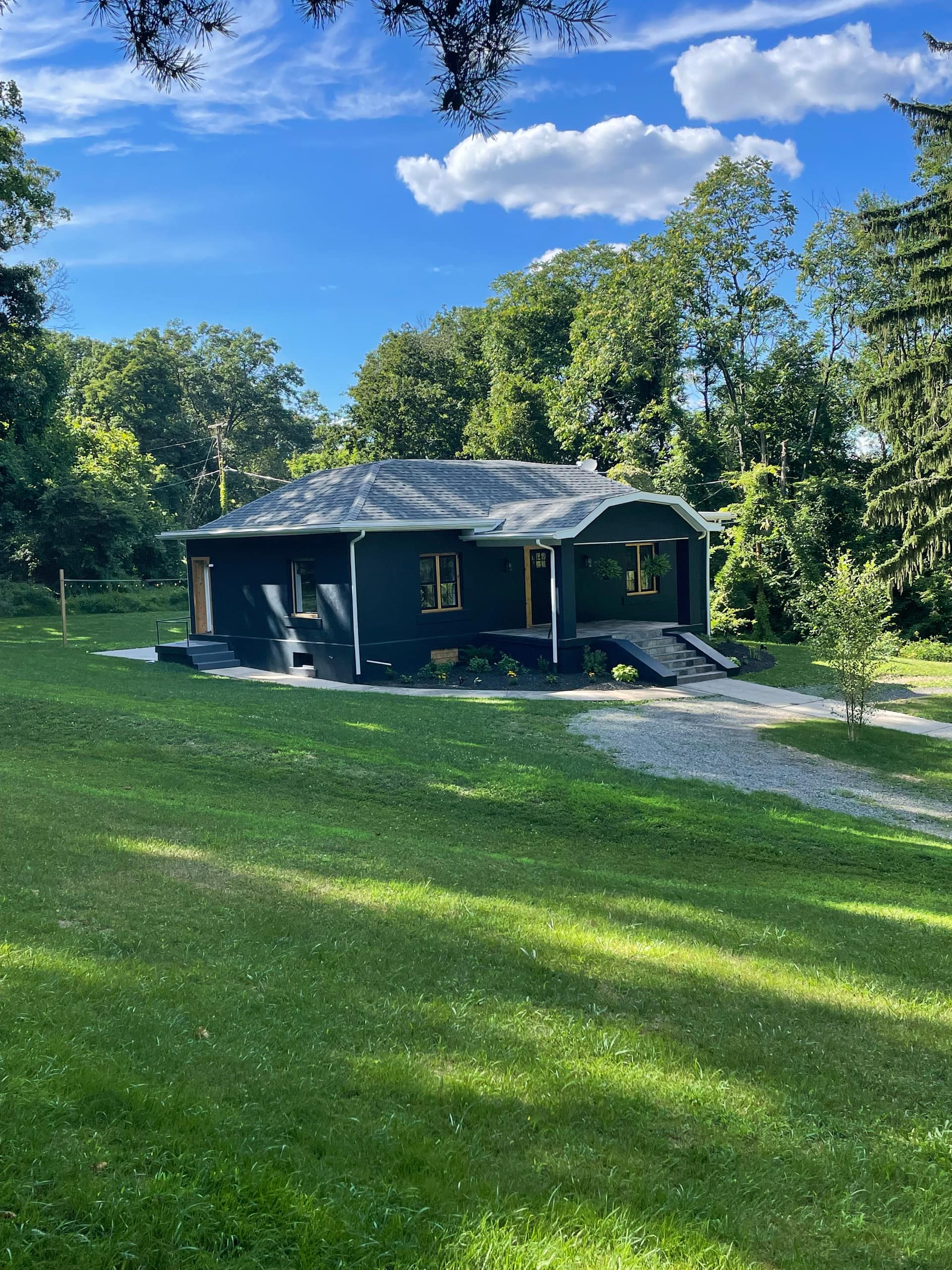 ”The House On The Hill”-Private Setting, Hot Tub
