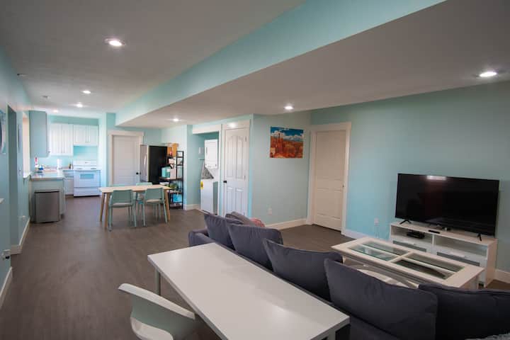 予備のオフィスデスク、ソファ、エンターテイメント