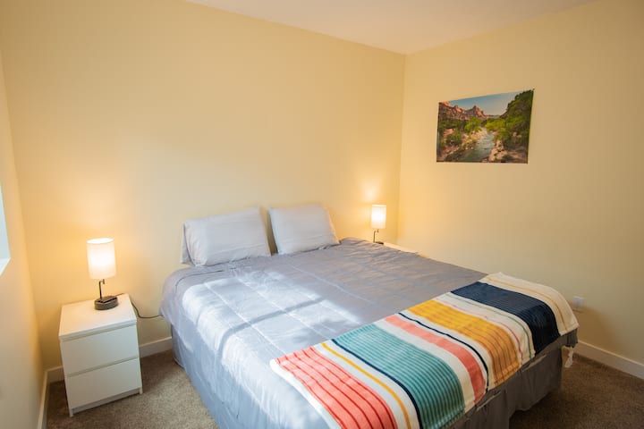 ナイトスタンドとドレッサー付きキングサイズベッド