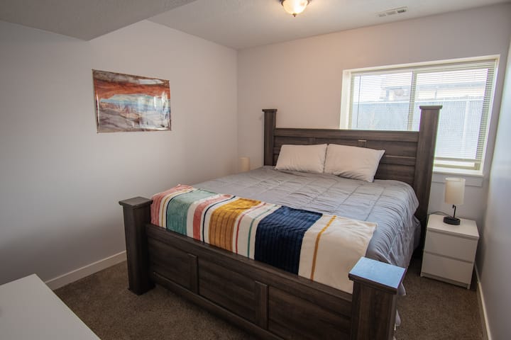 キングベッド、ナイトスタンド2台とドレッサー