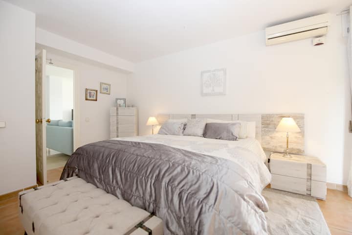 Друга снимка на стилната главна спалня от друг ъгъл 