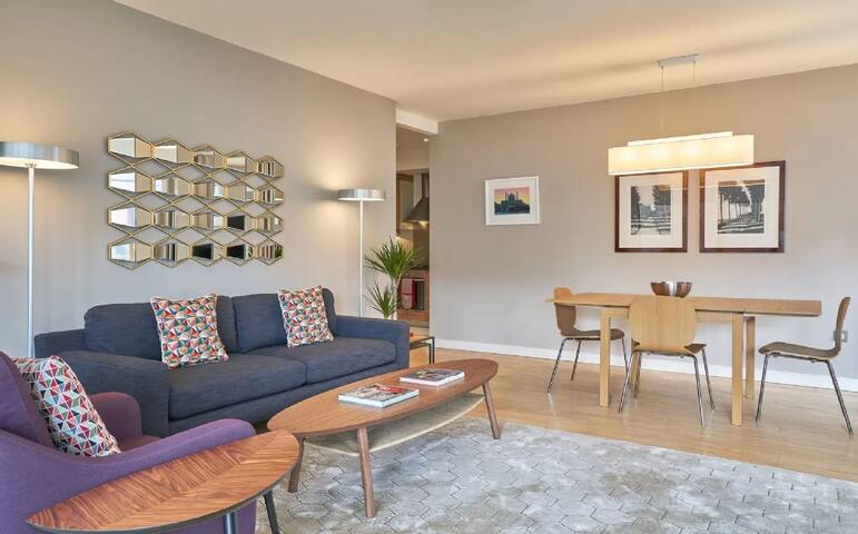 Large Stylish, Bright & Luxurious 2 Bed Apartment