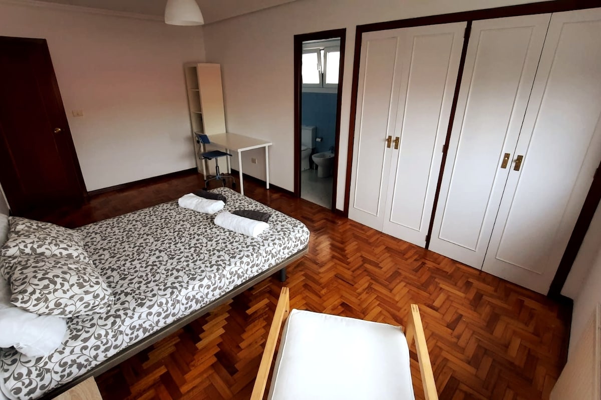 Camera da letto n. 4, letto matrimoniale + bagno n. 2.