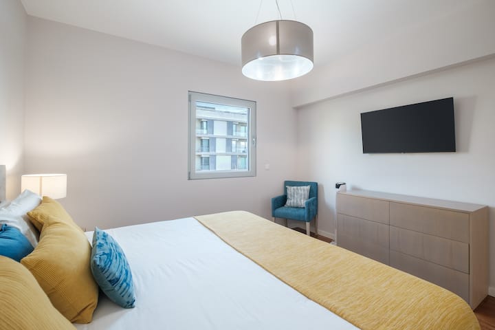 Ტელევიზორი და ტანსაცმლის საკმარისი სათავსო ძირითად საძინებელში