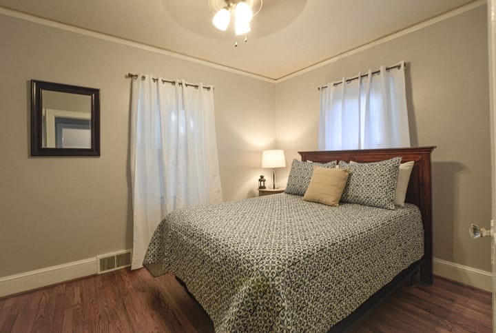 ห้องนอนขนาดเต็มรูปแบบพร้อมพื้นที่ตู้เสื้อผ้ามากมาย  