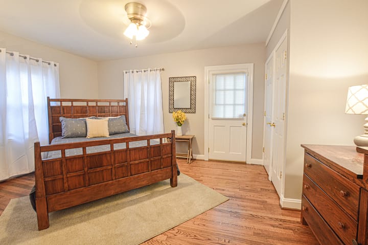 ห้องนอนขนาดควีนไซส์มีทางเข้าส่วนตัว 