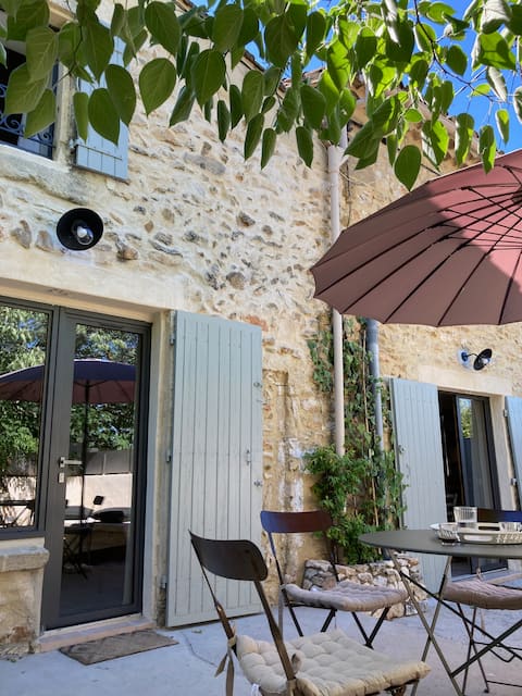 Beautiful old house and intimate garden 7 km from Uzès