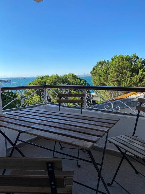 Sea views Mezzanine walking distance to the pier