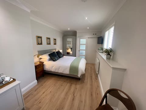 Top Airbnb: Swanage luxury private one bedroom en-suite in Purbeck