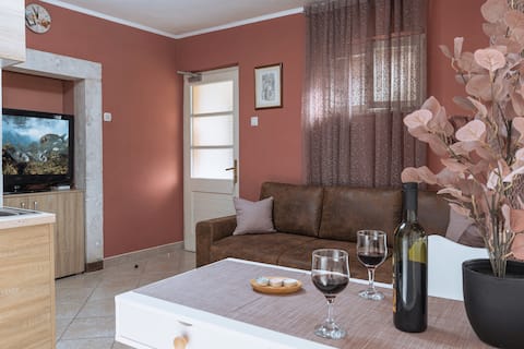 Successful Airbnb property: Apartment By The Sea- Bougainvillea in Općina Ston