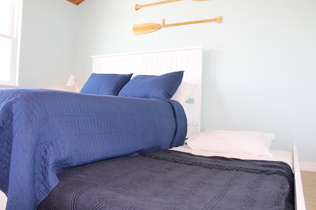 客房配备标准双人床+拉出式单人床