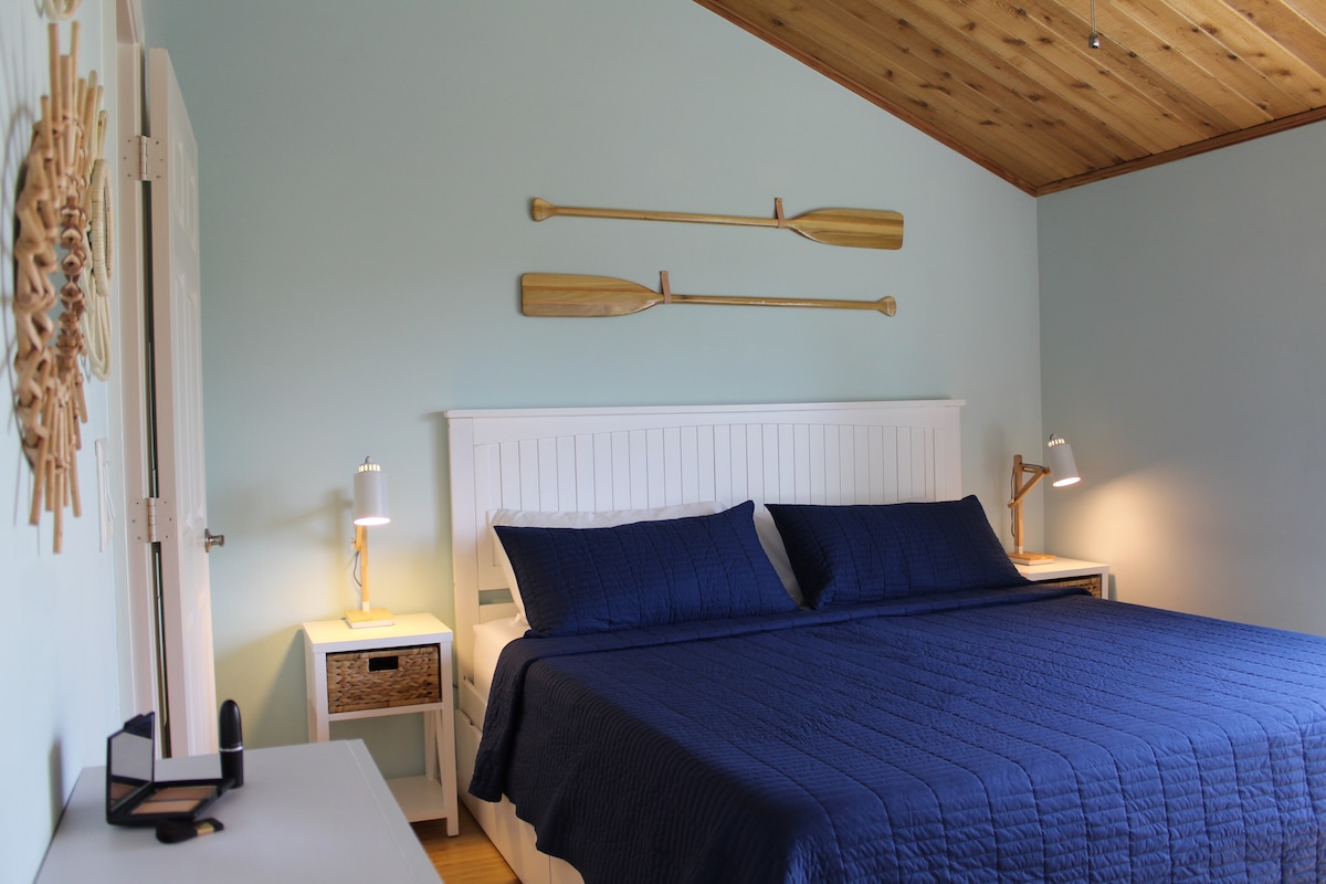 带加大双人床的主卧