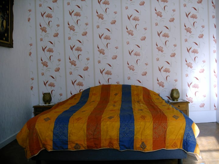 חדר שינה ראשי עם מיטת גישה למרפסת 160X200 , ארון קיר,שידת מגירות