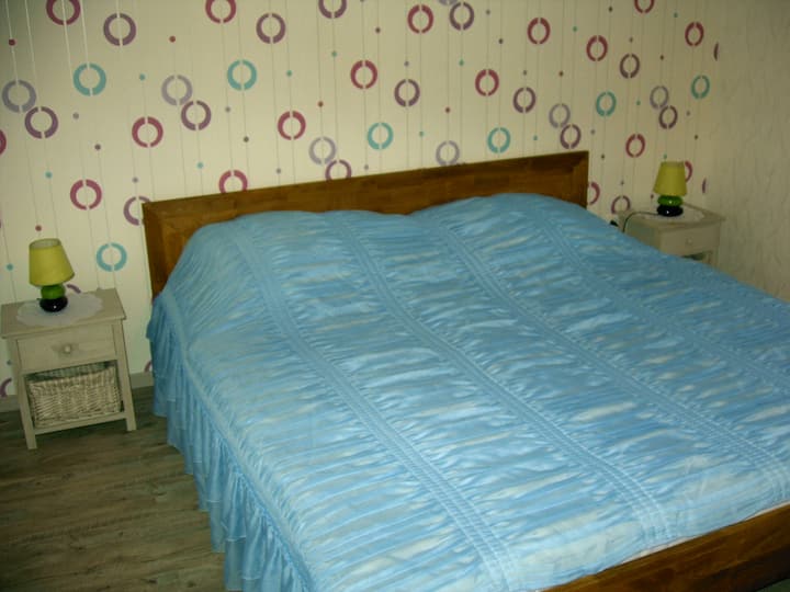 חדר שינה עם חדר הלבשה; מיטה זוגית בגודל 90X2OO