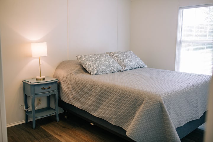 ห้องนอน #4 มีเตียงควีนไซส์อีกเตียงและโต๊ะข้างเตียง