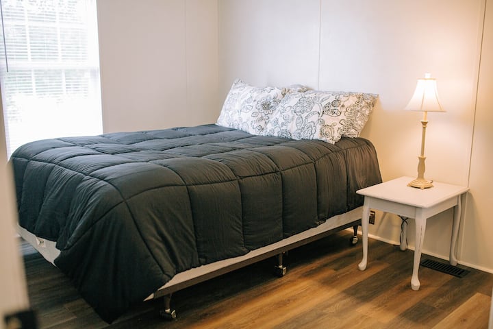 ห้องนอน #3 ยังมีเตียงควีนไซส์และโต๊ะข้างเตียง