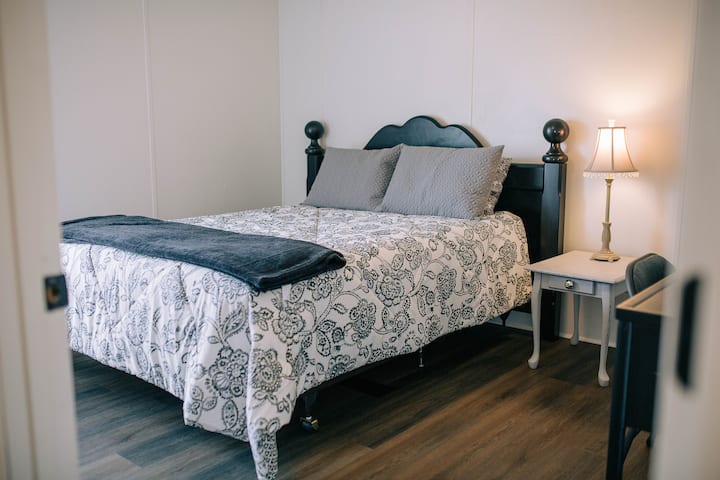 ห้องนอน #2 มีเตียงควีนไซส์และโต๊ะข้างเตียง