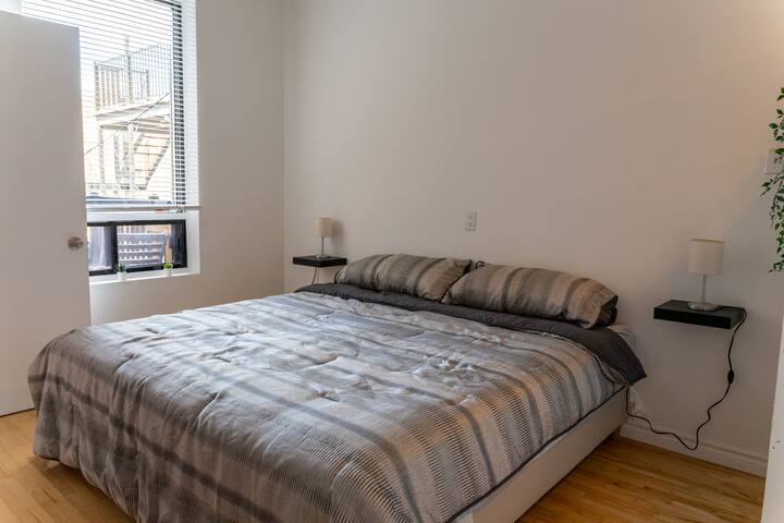 SPACIOUS 4 BEDROOM APARTMENT IN HEART OF MONTREAL gallery image 3