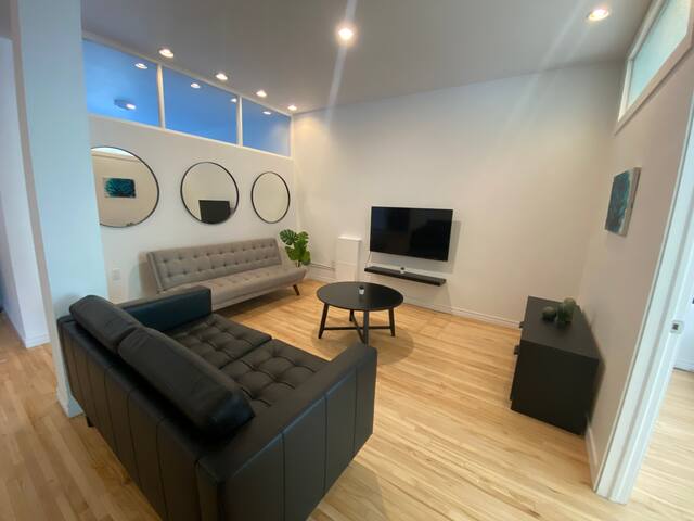 SPACIOUS 4 BEDROOM APARTMENT IN HEART OF MONTREAL gallery image 5