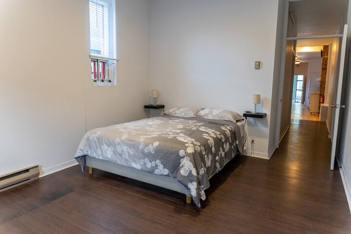 SPACIOUS 4 BEDROOM APARTMENT IN HEART OF MONTREAL gallery image 4