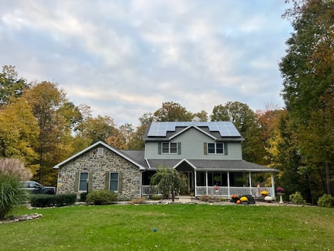 Large Spacious 5br/4bath Home w/ Pool(8 people)