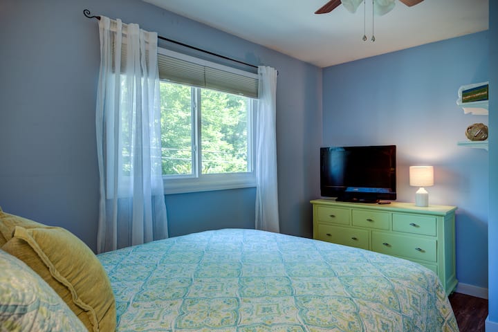 غرفة نوم الضيوف مع حمام كامل على بعد خطوات. أضف للتو مكيف/سخان مقسم صغير إلى غرفتي النوم لراحتك.