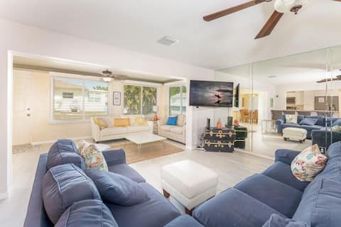 Popular Airbnb listing: Charming vacation home, short walk to the beach in Laurel