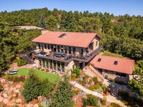 Treetop Estate w/ Stunning Views