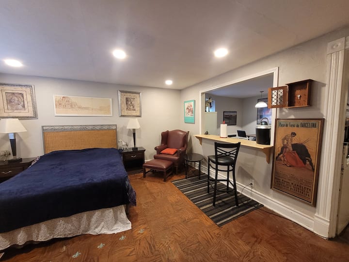 Eccentric Little Studio Downtown, Long Term - Louisville, KY