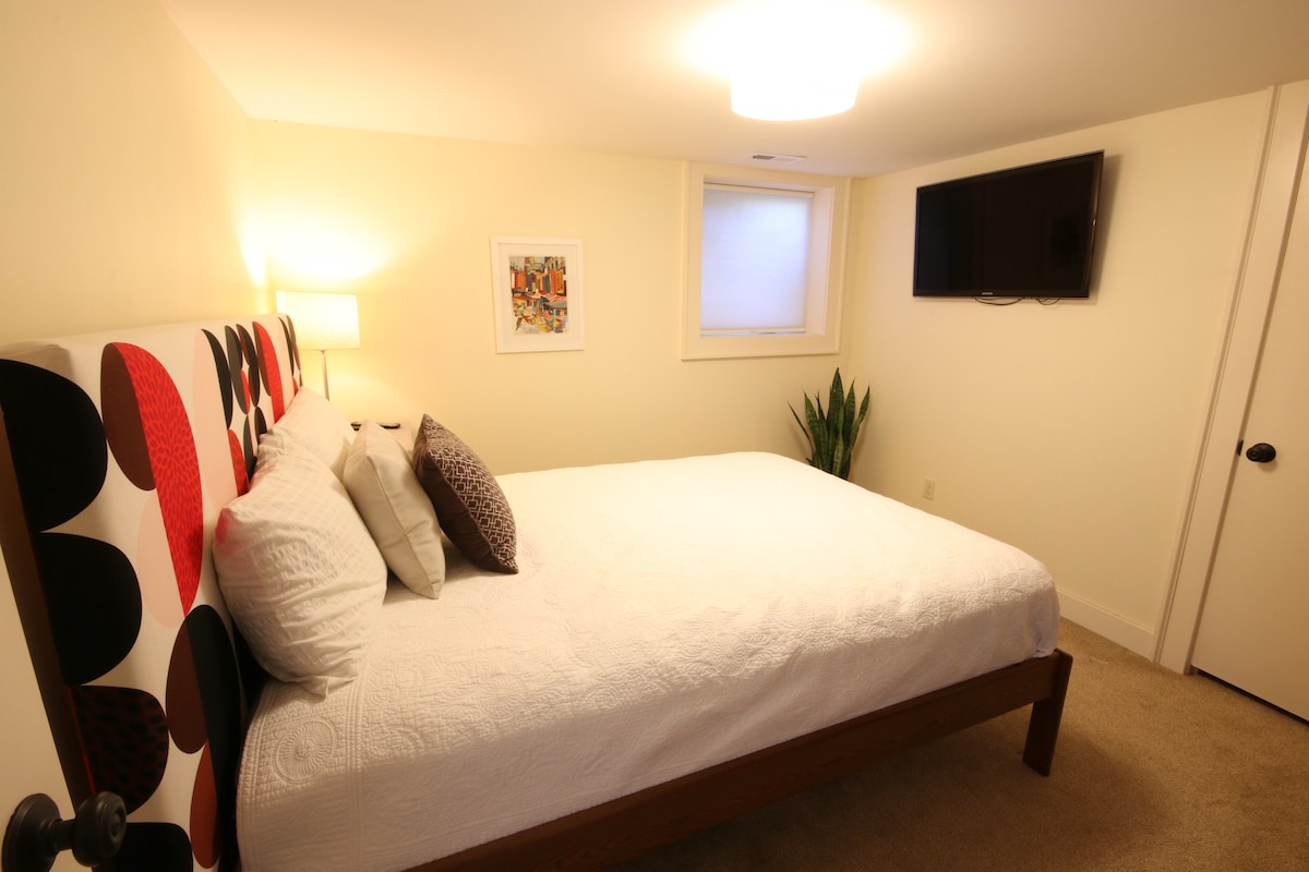Basement Bedroom: Queen Bed