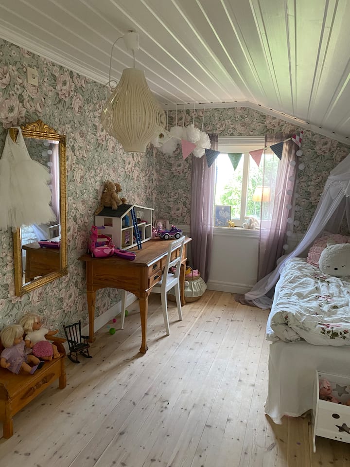 遊べるおもちゃがあり、105ベッドがあります。