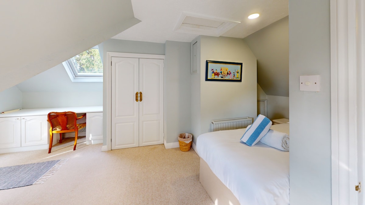 ห้องนอนผู้เข้าพักพร้อมโต๊ะทำงาน