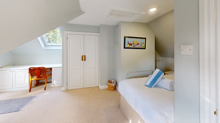 Guest bedroom with desk