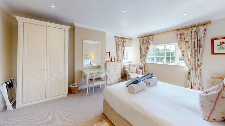 Guest bedroom with double bed